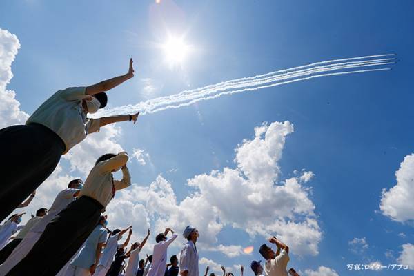「ありがとう」の声が続々　ブルーインパルス飛行時の『写真』に胸が熱くなる