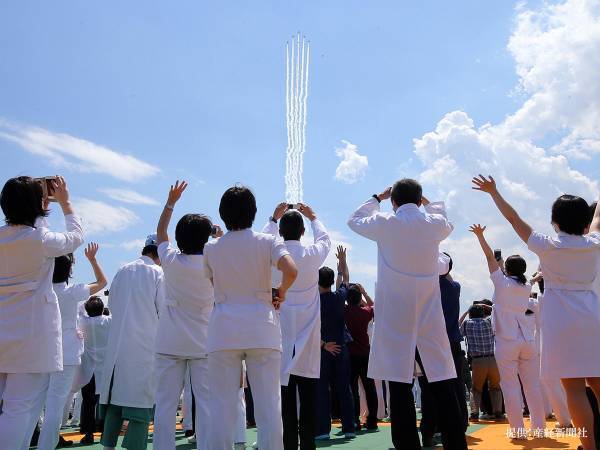 隊形を変えて飛行したブルーインパルス　隊形に込められた『願い』とは？