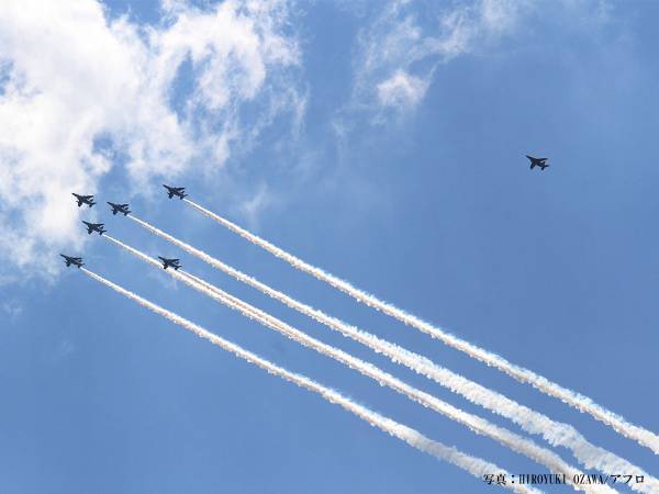 ブルーインパルスの横にいた１機は何？　「知らなかった」「かっこいい！」の声
