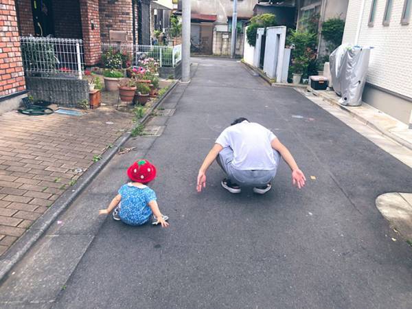 おんぶしようとしゃがみ込む父親に、娘が…？　３６万人を癒した写真がコチラ！