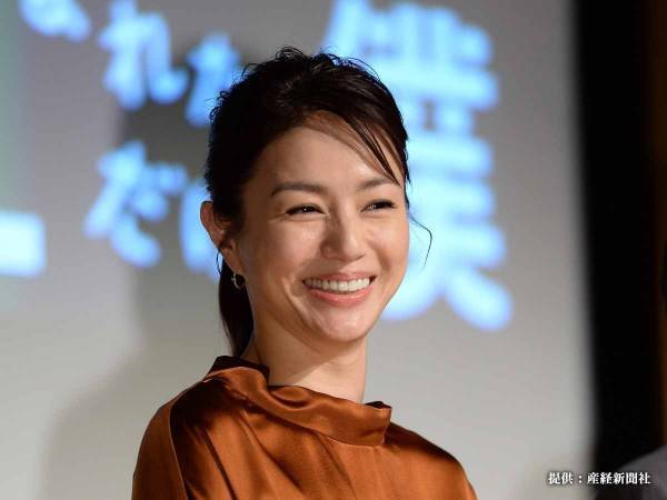 井川遥、ずぶ濡れで大人の色気ムンムン！　『水も滴るいい女』ショットにファン大興奮