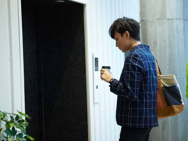 男性がエレベーターに乗り込んだ瞬間？　母親の『ひと言』に、胸がえぐられる