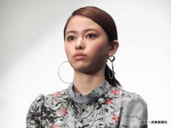 山本舞香が『ミニスカ制服姿』を公開！　「抱きつきたい」「絶対に学校に行く」