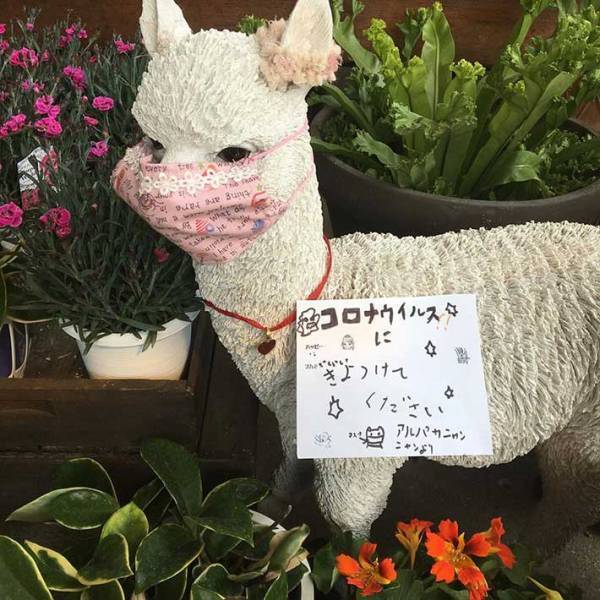 ２１時に店の外が騒がしい…　見ると、高齢女性が置物に向かって？