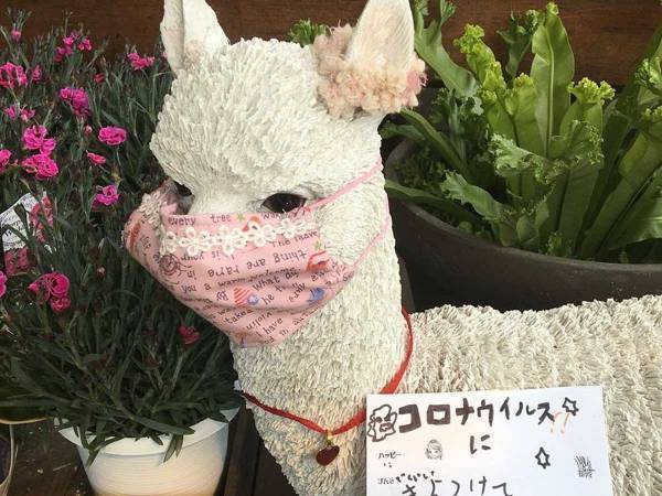 ２１時に店の外が騒がしい…　見ると、高齢女性が置物に向かって？