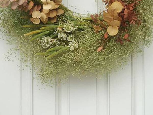 「センスがすごい」「天才か」　庭の雑草で作った『リース』がオシャレすぎると話題