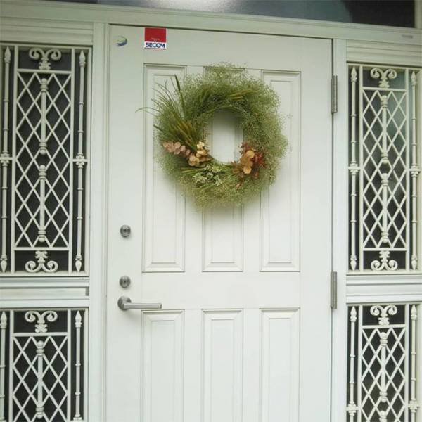 「センスがすごい」「天才か」　庭の雑草で作った『リース』がオシャレすぎると話題