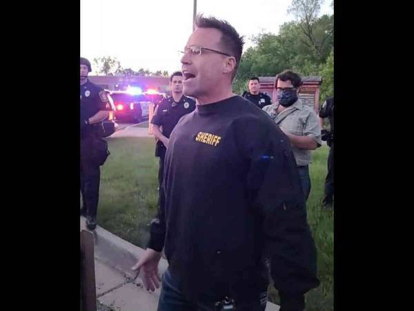 デモ隊に近づいた１人の警察官　次の瞬間、その場にいた誰もが笑顔になった