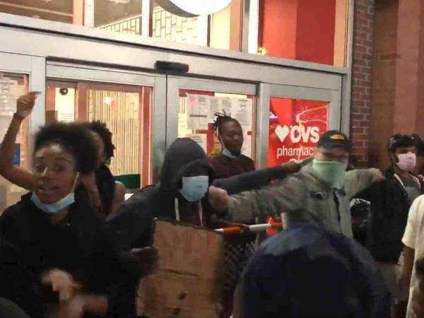 スーパーの前に集まった抗議デモに参加する若者たち　その目的が称賛しかない