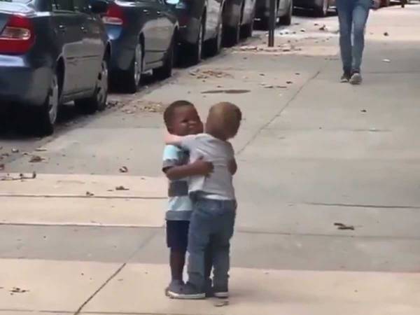 道で出会った白人と黒人の子が…？　続く展開に「涙が出た」「シェアしたい」