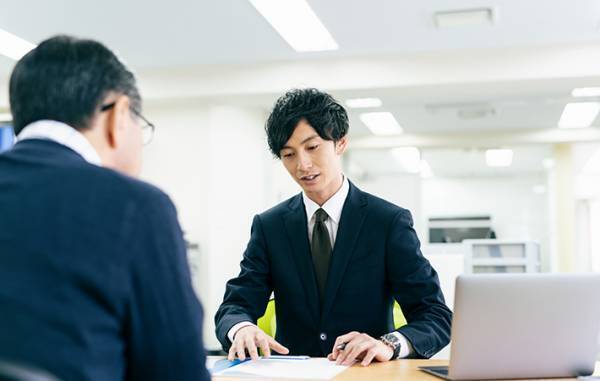 スズメバチに巣を作られた！　駆除のポイントや、応急処置の方法は？