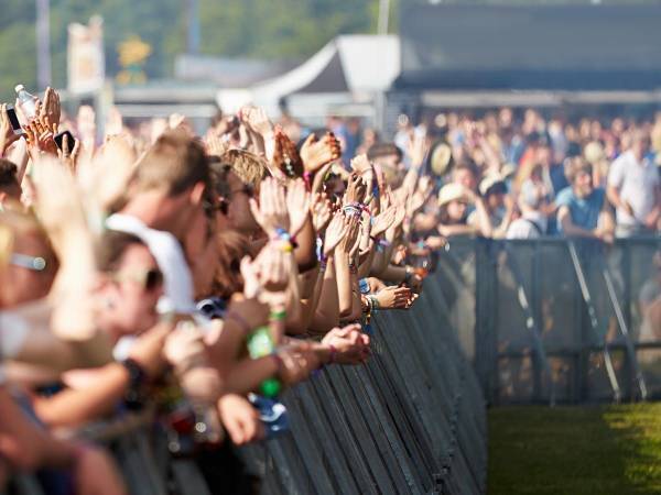 「来年、２年分のエネルギーで！」　フジロック開催延期のメッセージに涙