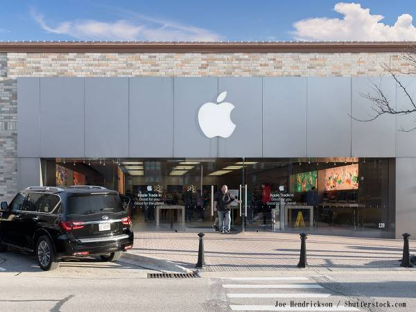 デモで破壊されていく窓ガラス　木の板を張って防止すると後日平和の掲示板に…