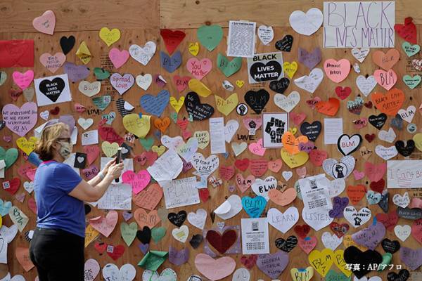 デモで破壊されていく窓ガラス　木の板を張って防止すると後日平和の掲示板に…