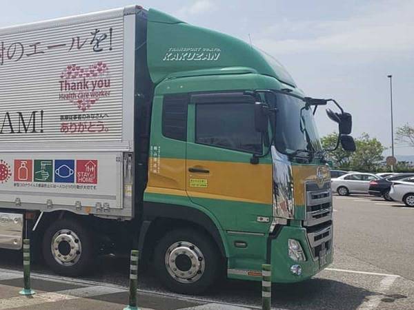 パーキングエリアで思わず撮影　トラックの『大々的なラッピング』に心掴まれる