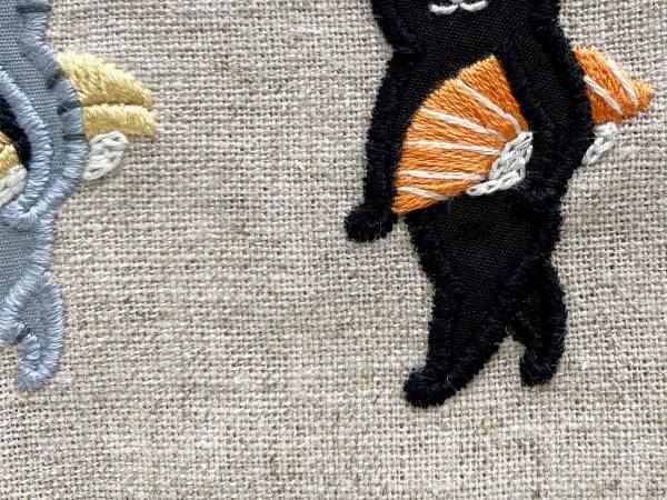 サーモンのお寿司を抱えた黒猫の姿に絶賛の声　「可愛い」「元気が出た」