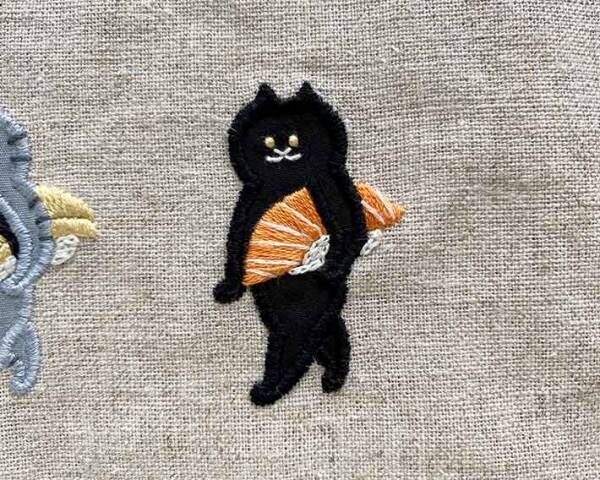 サーモンのお寿司を抱えた黒猫の姿に絶賛の声　「可愛い」「元気が出た」