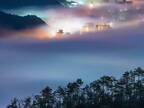 光る霧のグラデーションが美しい！　宝石箱のような街はどこ？