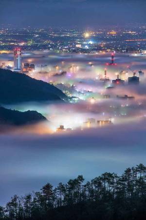 光る霧のグラデーションが美しい！　宝石箱のような街はどこ？