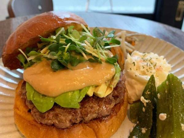 あるバーガー店のドリンクがめちゃくちゃいい！　メニュー表の写真に９万人が「センス最高」