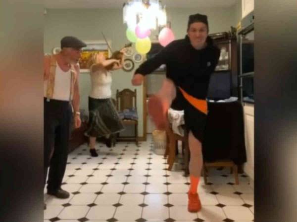 カメラの前で踊る息子　父親がうっかり映ってしまったのかと思ったら…？