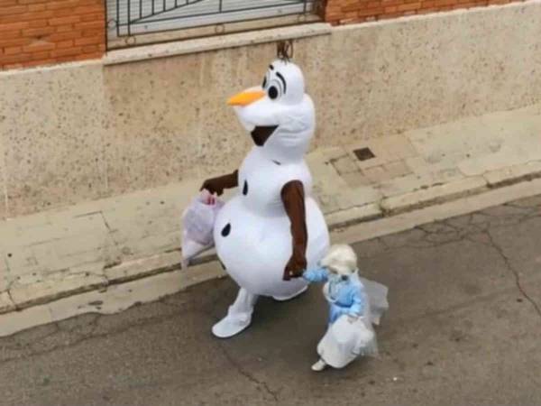 日替わりで仮装をしてゴミ出しに行く親子　世界中の人たちが笑顔になった