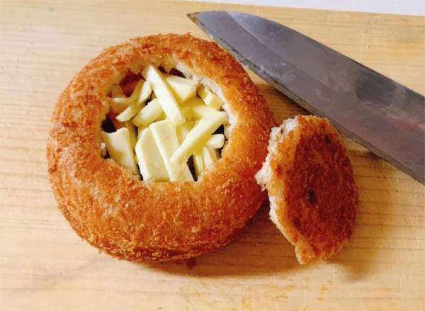 セブンイレブンのカレーパン、最も美味しい食べ方は？　「最高」「早速マネした」