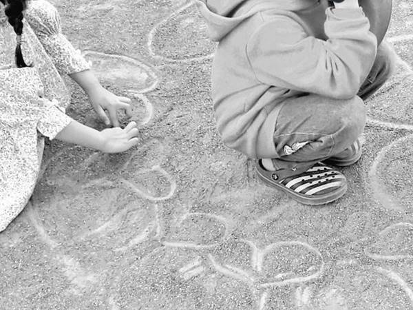 泣く友達を慰めようとする娘　その方法を写した１枚に「むちゃくちゃ優しい」「美しい瞬間」