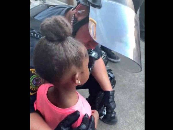 デモに参加した少女が白人警官に「私たちを撃つつもり？」　すると警官は…