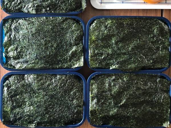 「寮母さん、機嫌悪いのかな…」　社員寮の『真っ黒弁当』にハラハラ…　実はコレ