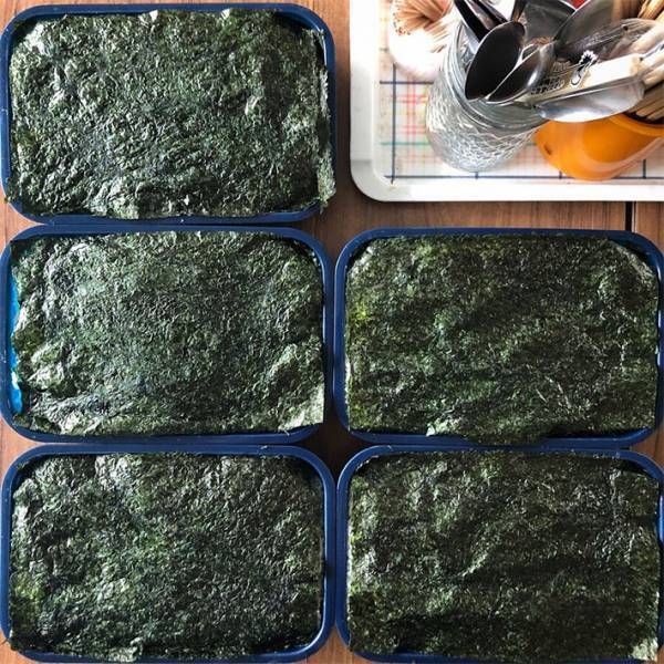 「寮母さん、機嫌悪いのかな…」　社員寮の『真っ黒弁当』にハラハラ…　実はコレ