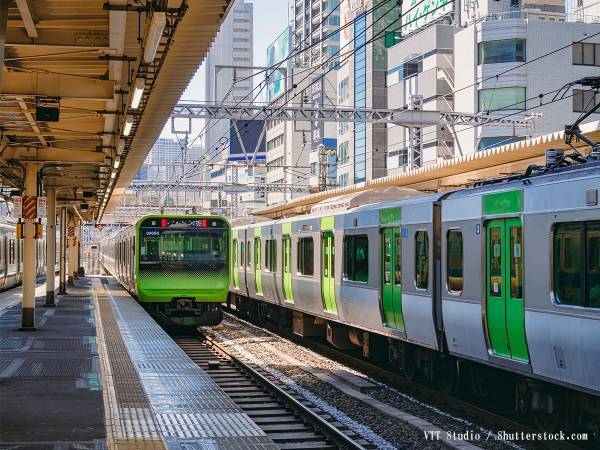 渋谷駅にあったJR社員が全力で喜びを表現したポスターが話題に