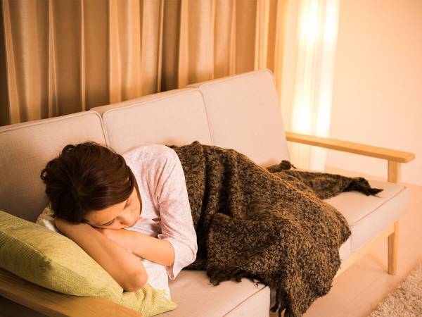 寝ている母に気付きバスタオルをかける５歳の子供　するとその後思わぬ行動に…