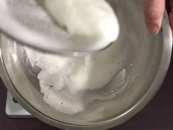 ハンドミキサーがなくても大丈夫！泡立て器より簡単にメレンゲが作れる調理器具とは