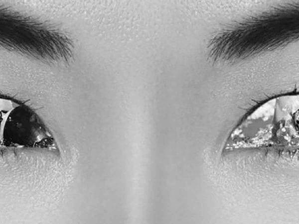 こんなに力強く目が泳いでる人見たことない！その新しい表現とは？