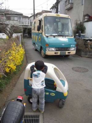 クロネコヤマトのドライバーも笑顔に！　子どもと並ぶ光景が良すぎた