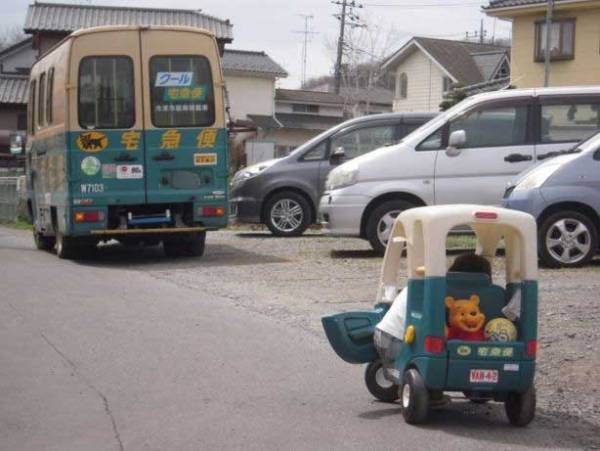 クロネコヤマトのドライバーも笑顔に！　子どもと並ぶ光景が良すぎた