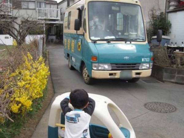 クロネコヤマトのドライバーも笑顔に！　子どもと並ぶ光景が良すぎた