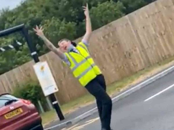 ドライブスルーで踊って絶賛された店員　夜は全く違う顔をもつ人物だった