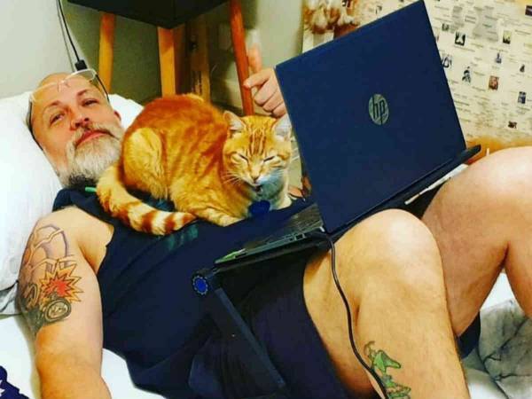 どう見ても『飼い主のそばでくつろぐ猫』の写真だけど？　意外な事実に笑う