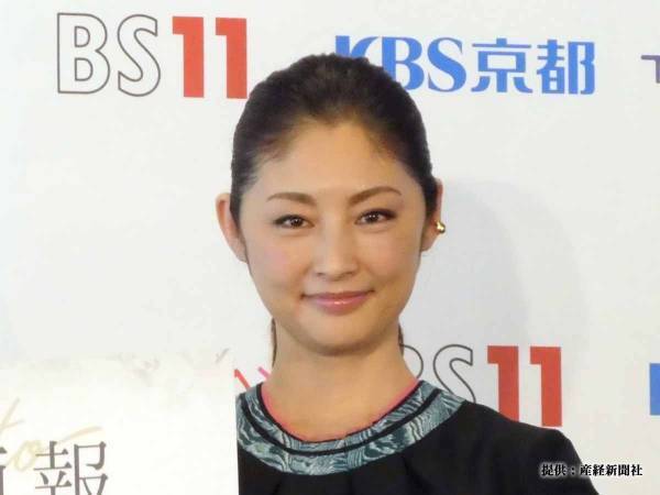 常盤貴子が胸元チラリなドレス姿を披露　ファン「本物のお人形さんみたい！」