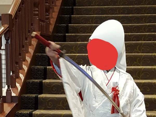 式場のスタッフが総出で見学！？　花嫁の『抜刀』が話題