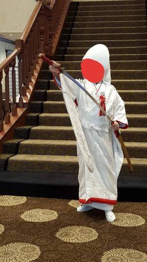 式場のスタッフが総出で見学！？　花嫁の『抜刀』が話題