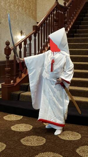 式場のスタッフが総出で見学！？　花嫁の『抜刀』が話題