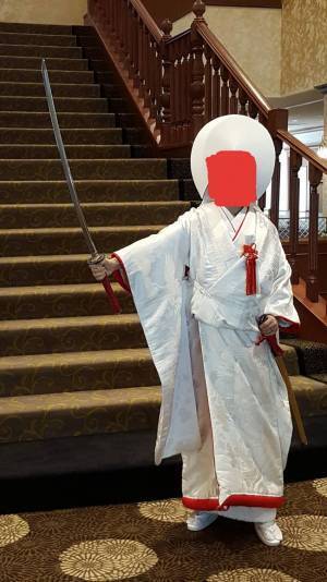 式場のスタッフが総出で見学！？　花嫁の『抜刀』が話題