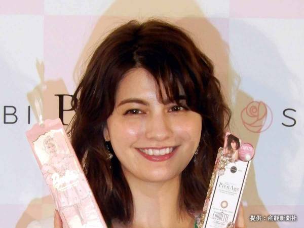 マギー、胸元が露出したワンピース姿を披露！　「さすが…」なセンスにファン脱帽