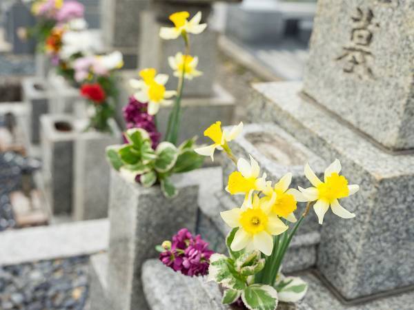 お盆のお墓参りはいつ行けばいい？　服装や時間、行けない場合は…