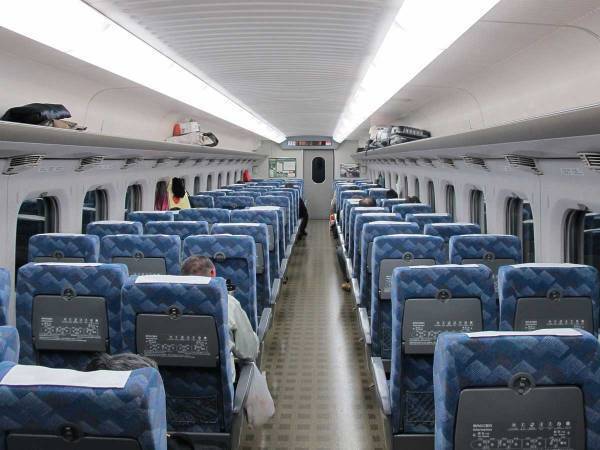 車内で泣き叫ぶ娘をあやす若い父親　その後の展開に「涙が出た」「考えさせられる」