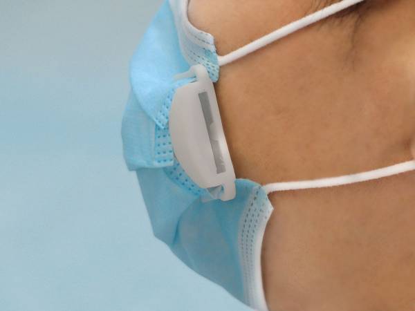 通常のマスクに付けるだけで蒸れを軽減！　どのように使うかというと…