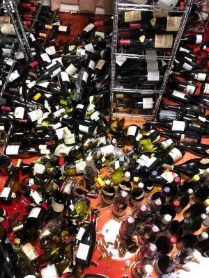 言葉を失う　コレクションしていたワインが…棚から落ちた原因は？